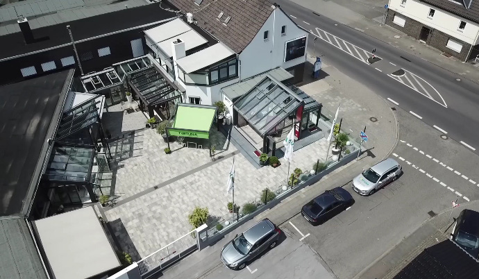Blick auf das Fortuna Gelände und die Ausstellung in Langenfeld