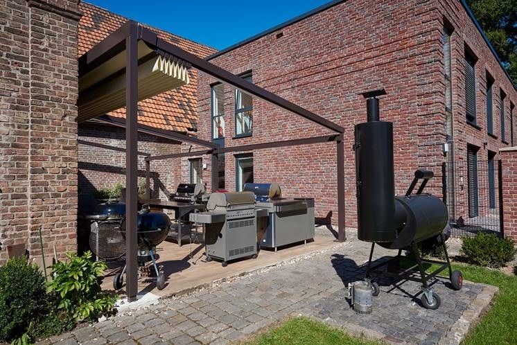 Ausgefahrene Markise von Fortuna über einer Terrasse